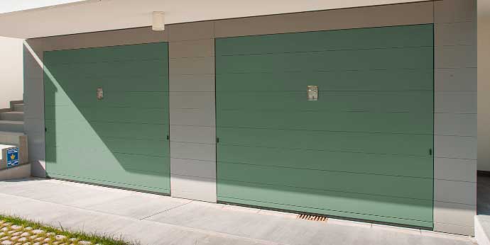 Porte basculanti in acciaio coibentato